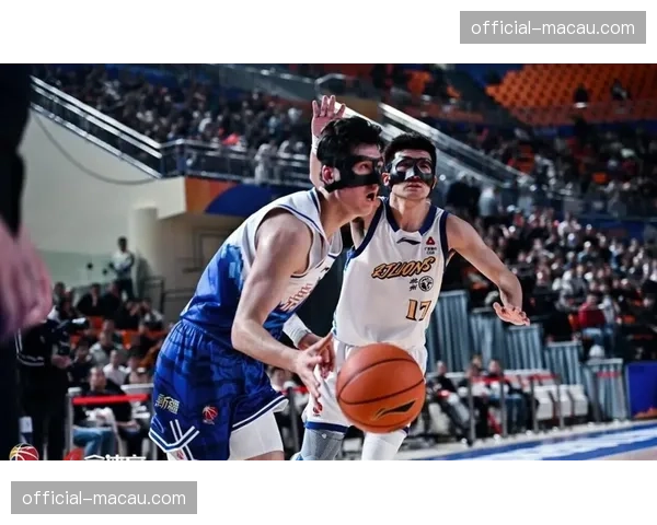 新疆男篮战术体系混乱 赛季初表现远低于预期 新疆男篮战术体系混乱 赛季初表现远低于预期