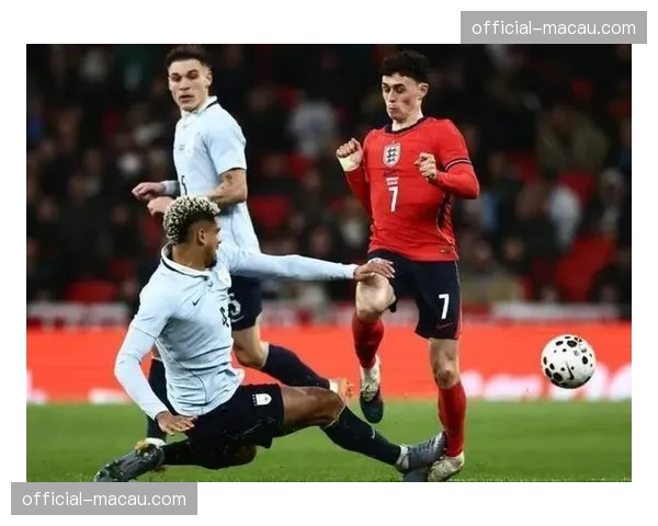 英格兰帕尔默角球助攻本怀特破门，但补时阶段送点遭绝平